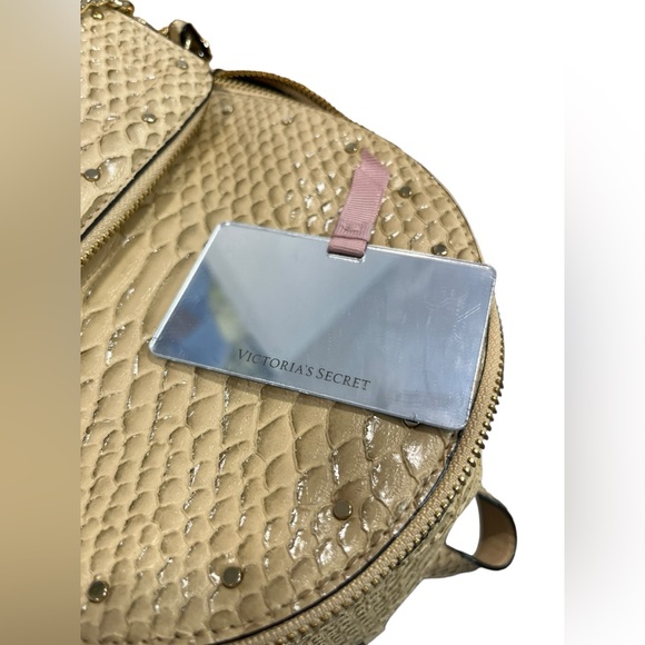 Victoria’s Secret Snakeskin Gold Backpack. Adjustable straps - Picture 12 of 15